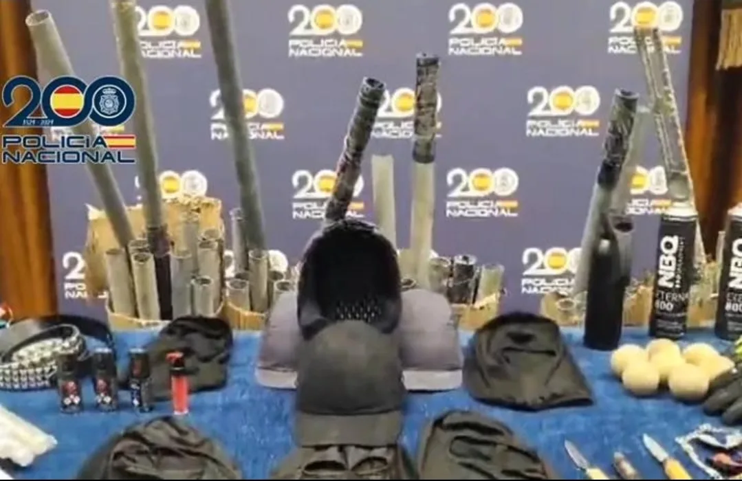 إسبانيا :     سكاكين وعصي وسلاسل و95 قضيبًا حديديًا تهزّ الأجواء قبل نهائي كأس الملك في إشبيلية… ترسانة خطيرة واعتقال عشرات الألتراس