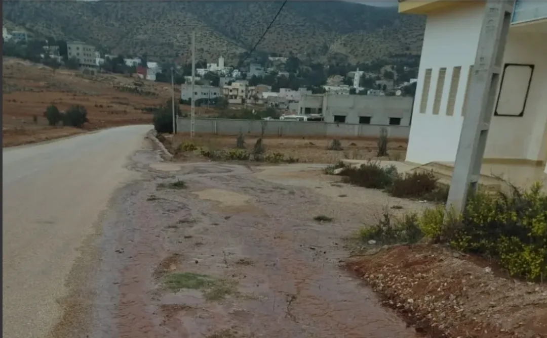 الحسيمة :      العطش تحت المطر … انقطاع الماء يفاقم معاناة ساكنة إزمورن