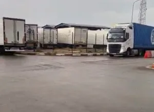 شلل بميناء بني أنصار لليوم الثالث تواليا وتكدس أزيد من 300 شاحنة وسط تعطل “السكانير” واحتقان في صفوف المهنيين