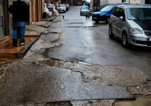 الحسيمة تغرق في الحفر … إرث وفساد المجالس السابقة يثقل حاضر “عاصمة الصيف”