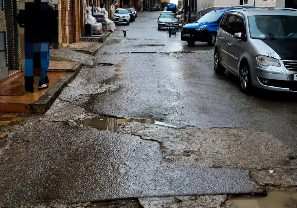 الحسيمة تغرق في الحفر … إرث وفساد المجالس السابقة يثقل حاضر “عاصمة الصيف”