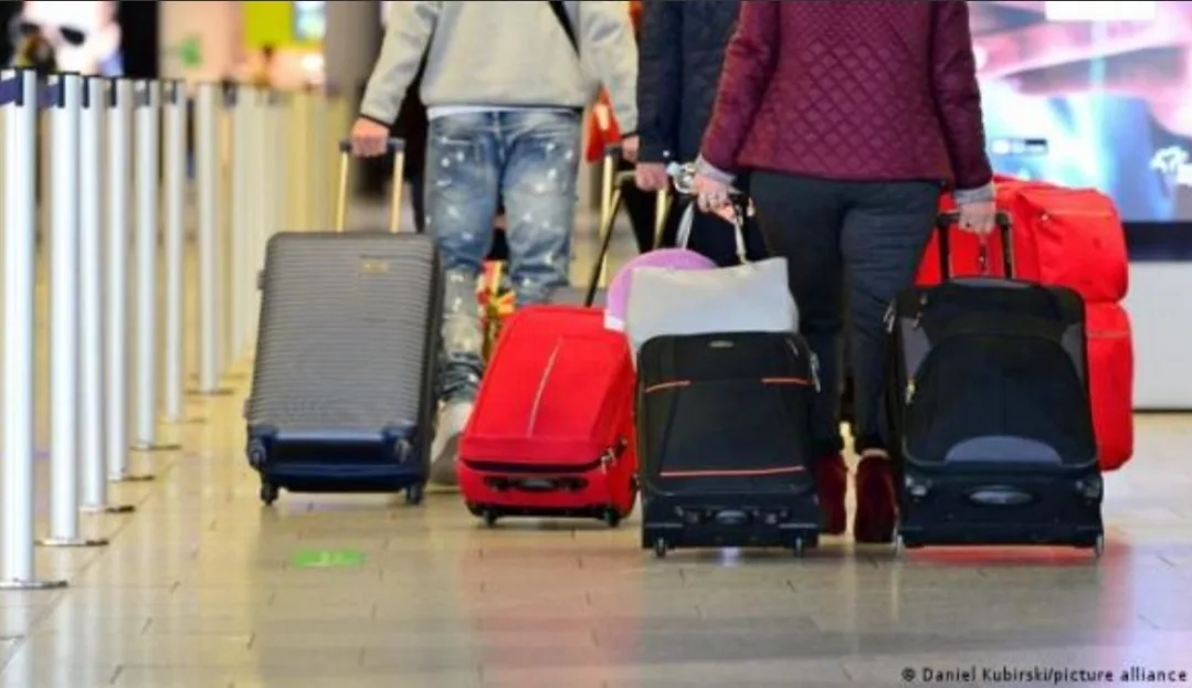 مغاربة هولندا أمام موجة غلاء جديدة … ضريبة الطيران تقترب وقد تُشعل أسعار الرحلات نحو المغرب