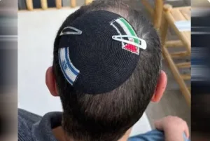 احتجاز مثير للجدل في إسرائيل … رجل يهودي يُوقف بسبب “طربوش” تحمل العلمين الإسرائيلي والفلسطيني ويقدّم شكوى ضد الشرطة