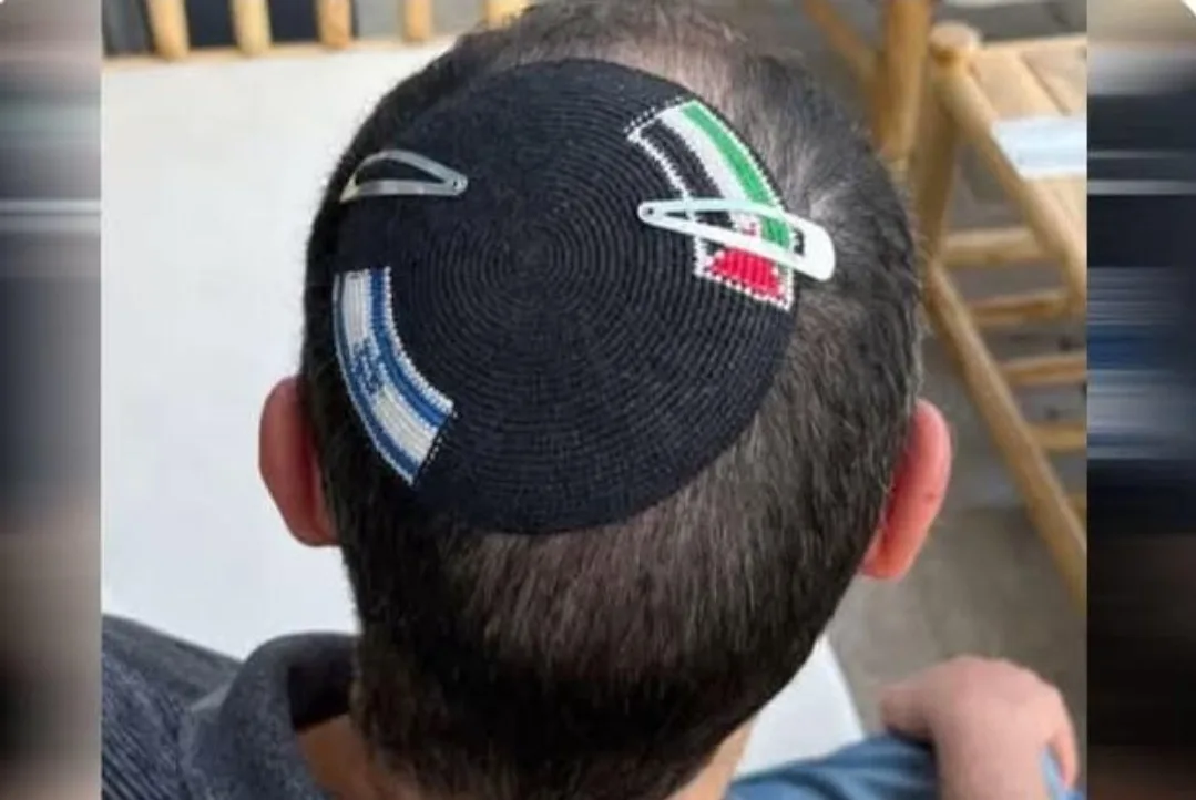 احتجاز مثير للجدل في إسرائيل … رجل يهودي يُوقف بسبب “طربوش” تحمل العلمين الإسرائيلي والفلسطيني ويقدّم شكوى ضد الشرطة