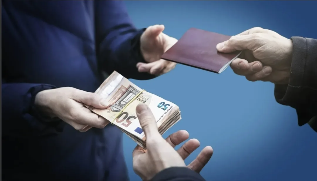 توقيف مجرم جزائري بمراكش متهم بتزوير جوازات فرنسية