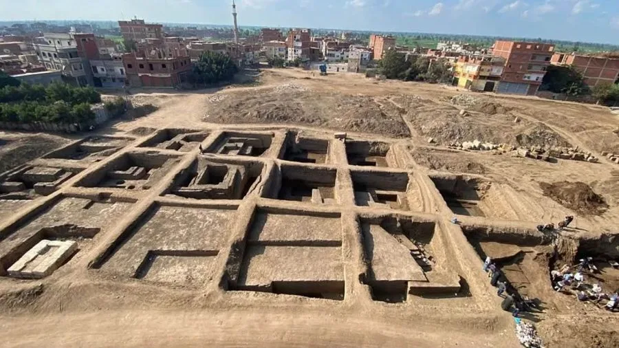 اكتشاف تمثال ضخم لرمسيس الثاني في شرق دلتا مصر