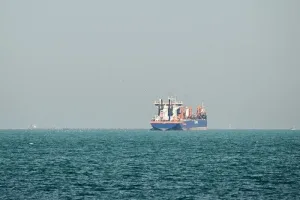 إطلاق نار يستهدف سفينة شحن قرب سواحل عُمان دون إصابات