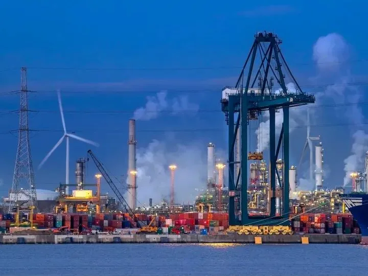 بلجيكا: غرق سفينة شحن في ميناء أنتويرب وتسرب نفطي يربك حركة الملاحة في نهر السخيلده