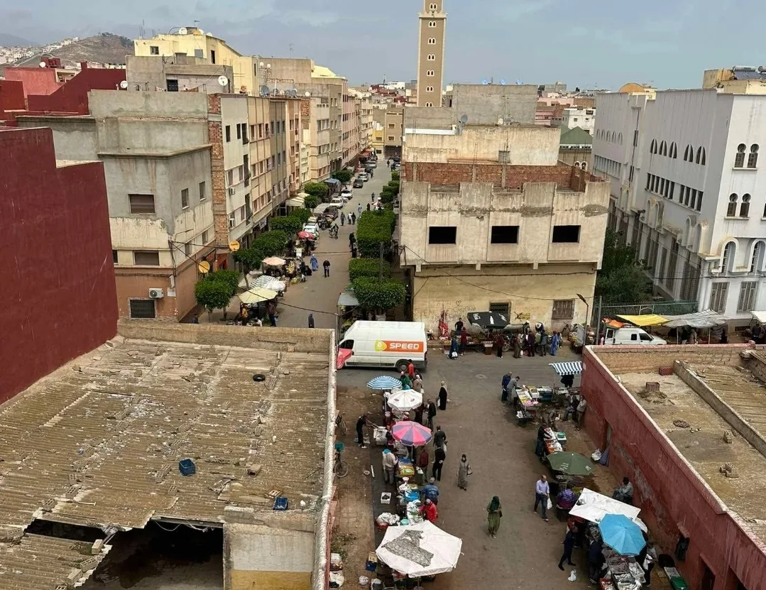 الناظور : فوضى سوق مسجد أولاد إبراهيم العشوائي تثير الغضب … روائح كريهة واختناقات مرورية وسط صمت المسؤولين