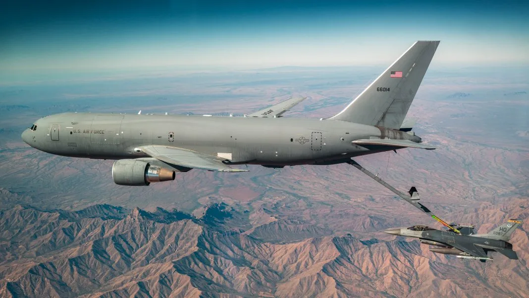 هديرٌ يخترق سماء المضيق… أسراب طائرات التزوّد بالوقود الأمريكية KC-46A Pegasus تعبر بوابة المغرب نحو شرقٍ مشتعل