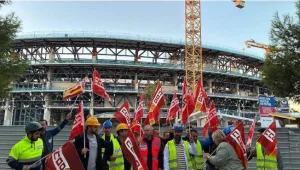 زلزال اجتماعي في قلب برشلونة… تسريح 399 عاملاً يهزّ المشروع الكتالوني العملاق “كامب نو”