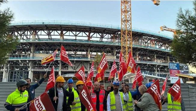 زلزال اجتماعي في قلب برشلونة… تسريح 399 عاملاً يهزّ المشروع الكتالوني العملاق “كامب نو”