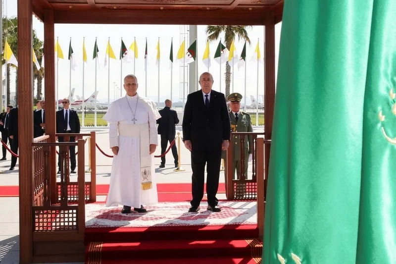 لقطة بروتوكولية تثير الجدل خلال زيارة البابا إلى الجزائر