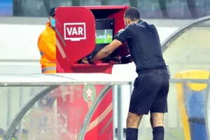 توتر داخل اجتماع حكام النخبة بسبب قرارات “الفار” المثيرة للجدل