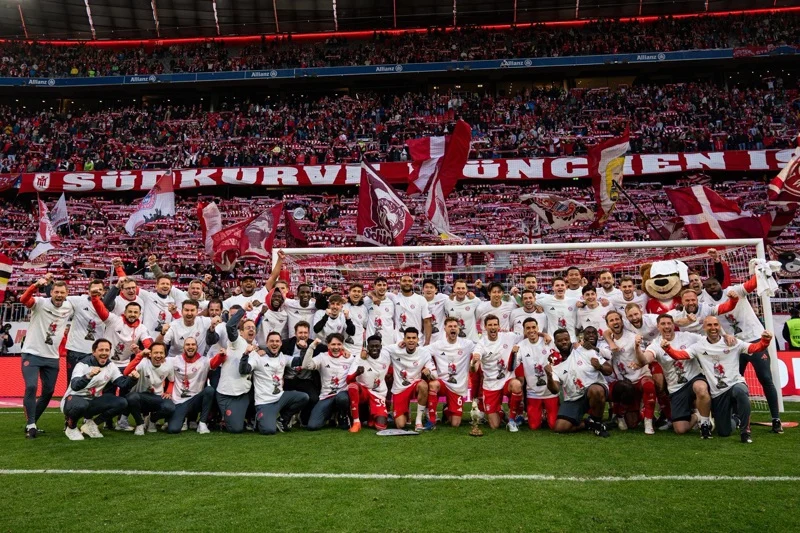 بايرن ميونخ يستعيد عرش البوندسليغا ويطارد ثلاثية جديدة