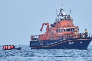 إنقاذ 119 مهاجراً في المانش واتفاق فرنسي بريطاني جديد لتشديد الرقابة