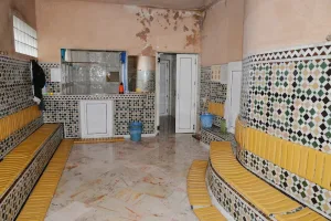 أزمة الحطب وارتفاع التكاليف تضغط على أرباب الحمّامات بالمغرب دون زيادات في الأسعار