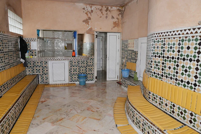 أزمة الحطب وارتفاع التكاليف تضغط على أرباب الحمّامات بالمغرب دون زيادات في الأسعار