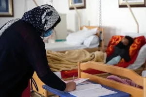 استطلاع: صعوبات العلاج والرشوة تلاحق المغاربة رغم تحسن الربط بالكهرباء