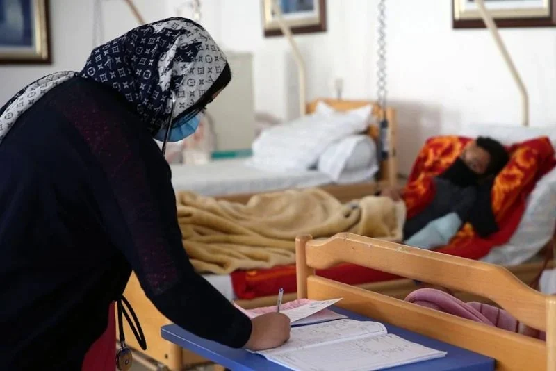 استطلاع: صعوبات العلاج والرشوة تلاحق المغاربة رغم تحسن الربط بالكهرباء