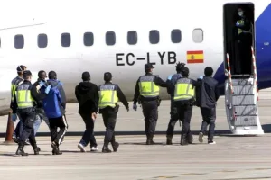 الحكومة الإسبانية تنفي توجيه حملات ترحيل عاجلة للمهاجرين نحو المغرب