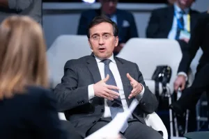 مدريد تدعو طهران إلى مفاوضات “بحسن نية” وتطالب بوقف الهجمات الصاروخية