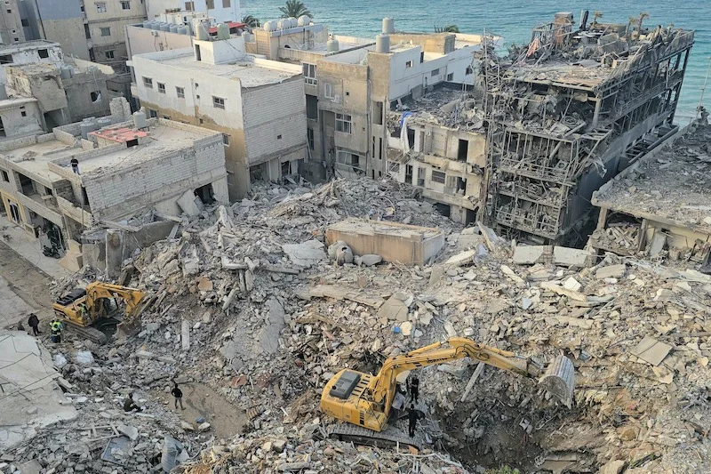 غارات إسرائيلية على صور تسفر عن قتلى وجرحى قبيل دخول هدنة حيز التنفيذ