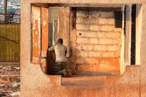 هجمات مسلحة تستهدف مواقع عسكرية في باماكو وسط تصعيد أمني في مالي