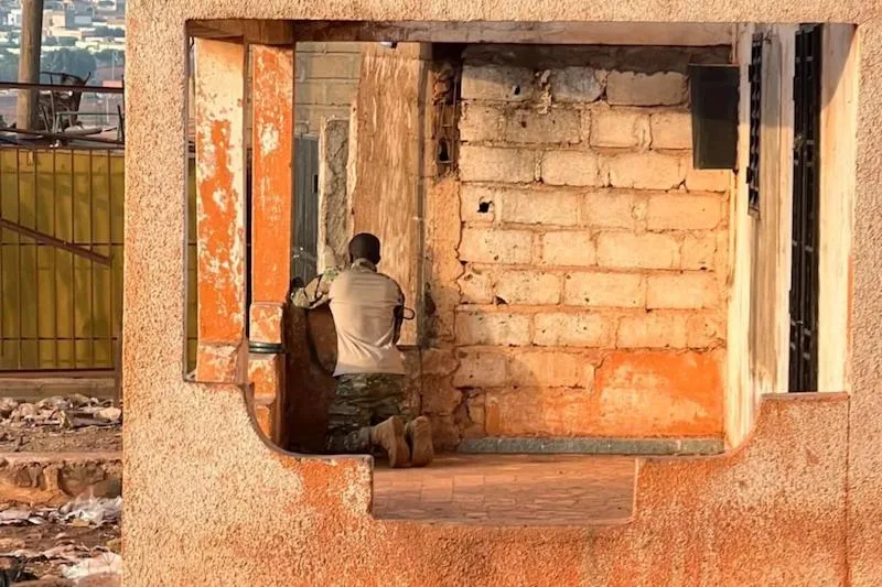 هجمات مسلحة تستهدف مواقع عسكرية في باماكو وسط تصعيد أمني في مالي