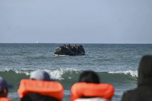 اتفاق بريطاني فرنسي لنشر شرطة مكافحة الشغب على السواحل لوقف الهجرة