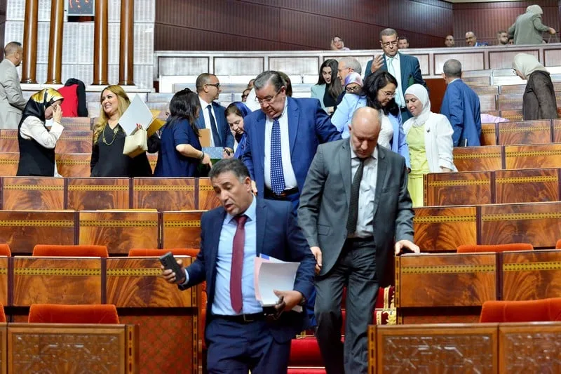 حصيلة الحكومة تحت قبة البرلمان:   أخنوش يدافع والمعارضة تتهمه بـ“تزوير الأرقام” وسط جدل سياسي محتدم