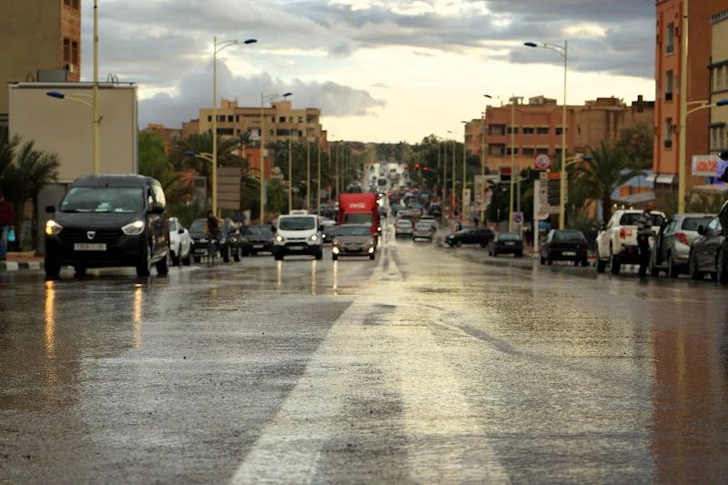 رياح قوية وزخات رعدية تضرب عدة مناطق وتحذير برتقالي من الأرصاد