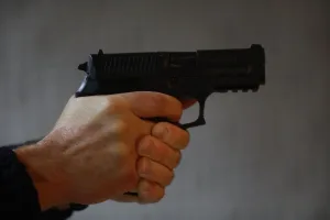 إطلاق نار أمني يوقف خطراً بسلاح أبيض في بيوكرى