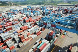 ميناء طنجة المتوسط يتوقع ارتفاع حركة السفن مع تحويل مسارات الشحن العالمية