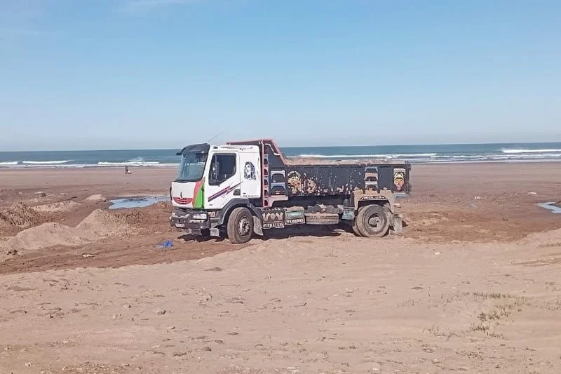 الدرك الملكي يضبط شاحنتين محملتين برمال منهوبة بضواحي طنجة