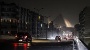 مصر تنهي إجراءات ترشيد الطاقة وتعيد مواعيد إغلاق المحال إلى وضعها الطبيعي