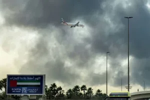 مقتل عامل آسيوي في الفجيرة إثر سقوط شظايا مسيّرة تم اعتراضها