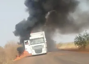 استهداف شاحنات مغربية بمالي يثير مخاوف مهنيي النقل الدولي