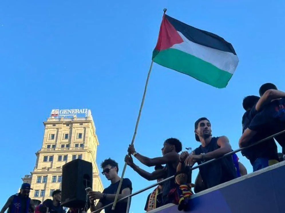 لامين جمال المغربي الأصل يشعل غضب إسرائيل بعد رفعه العلم الفلسطيني في احتفالات برشلونة