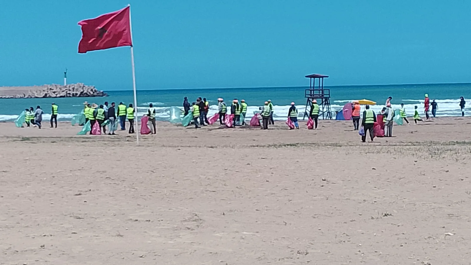 بإشراف من عامل إقليم الناظور :      حملة بيئية واسعة برأس الماء لتأهيل الشاطئ وتعزيز حظوظه لنيل اللواء الأزرق استعداداً لموسم الاصطياف
