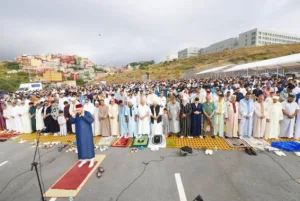 عشرات الآلاف من مغاربة سبتة يحيون صلاة عيد الأضحى في أجواء روحانية مهيبة… ورسائل مؤثرة عن صلة الرحم والتضامن