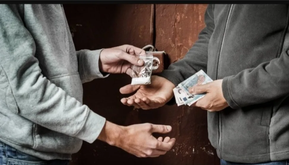 إمزورن .. تصاعد مقلق لترويج المخدرات واستغلال قاصرين في عمليات التوزيع