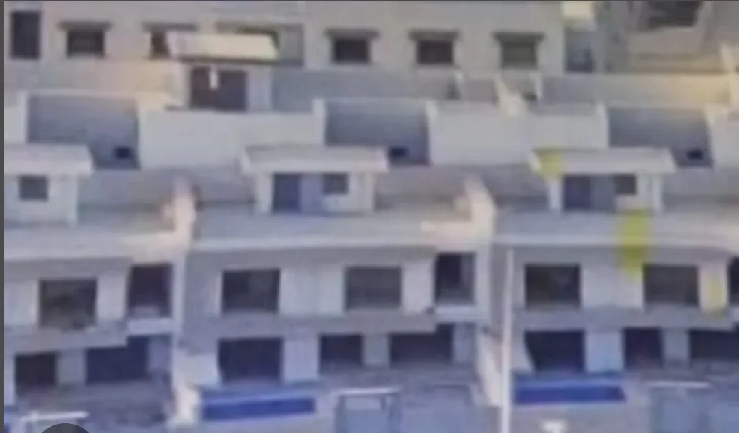 وجدة :   فضيحة مشروع السكن .. منازل بيعت منذ 2021 تتحول فجأة إلى شقق وزوجة المقاول المومني تدخل على خط الفساد !
