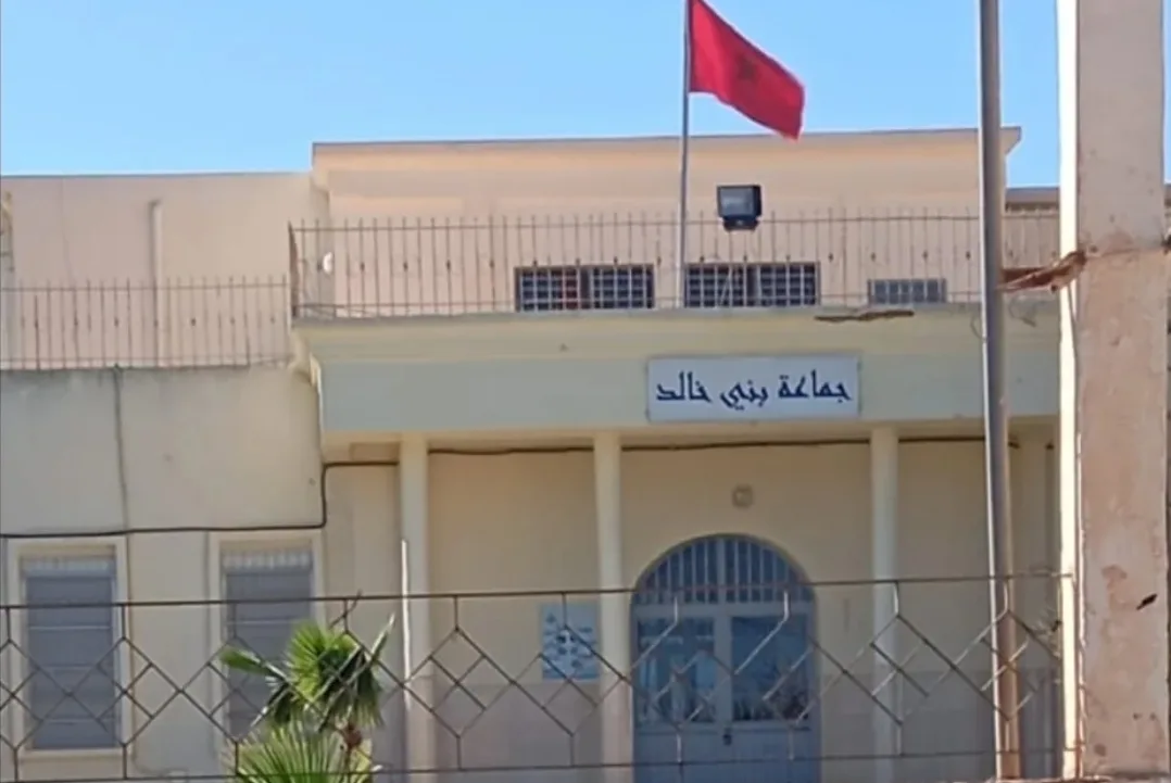 وجدة :    قائد بني خالد في قلب الجدل … رفض شواهد السكنى وإعادة تأريخها يفجّران أزمة إدارية ودورة استثنائية تبحث عن حل لملف الماء والكهرباء