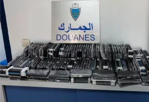 جمارك حدود سبتة تحبط عملية تهريب ضخمة :    400 هاتفاً داخل مقاعد “مرسيدس” بمعبر تاراخال