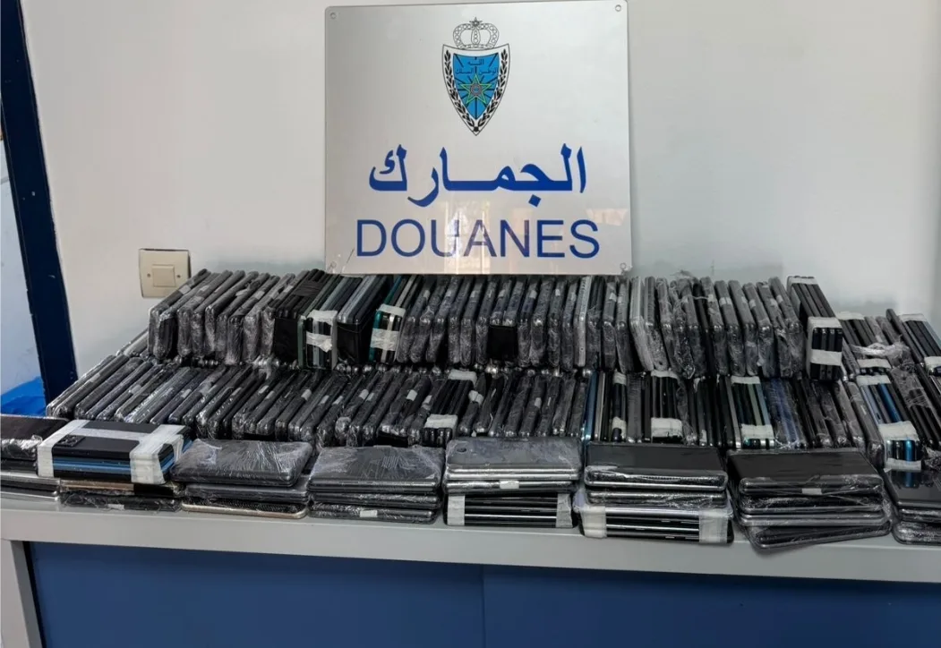 جمارك حدود سبتة تحبط عملية تهريب ضخمة :    400 هاتفاً داخل مقاعد “مرسيدس” بمعبر تاراخال