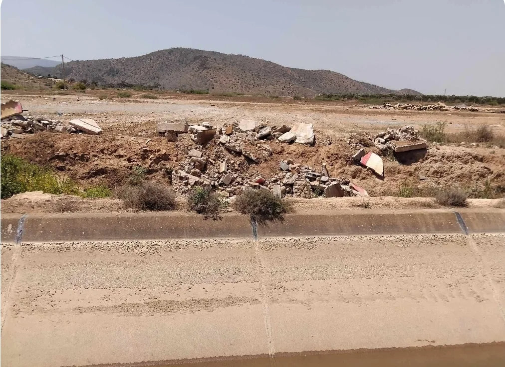 الناظور :     سهل كرت بجماعة تيزطوطين ووعود التنمية وعبث الشركات والمسؤولين … فلاحون يشتكون “كارثة” مشروع السقي الموضعي