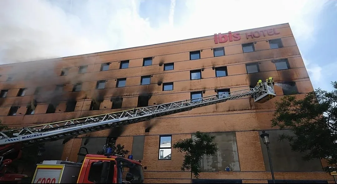 إسبانيا :    النار ترفض الاستسلام .. اللهب يلتهم فندق ( ibis centro ) بمالقا ويحوّل المبنى إلى كتلة من الرماد ومئات النزلاء ينجون من كارثة محققة
