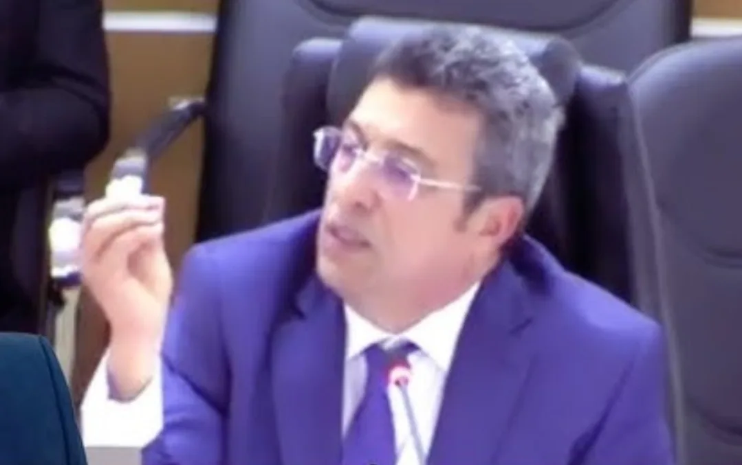 فاس:    اتهامات بـ“تفويت المليارات” تشعل المجلس … والعمدة يهرب إلى القضاء لإطفاء النار السياسية