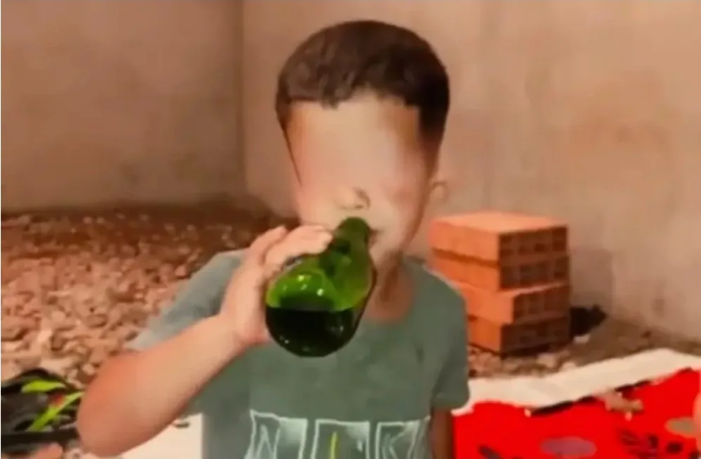 طفل مغربي “4 سنوات” في قلب الرعب الرقمي .. فيديو صادم يهزّ الضمير بعد إجباره على شرب الخمر يفتح باب الغضب والمساءلة